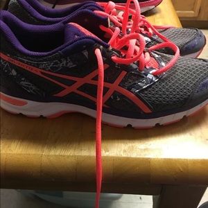 Running shoes women’s ASICS 11.5 medium width